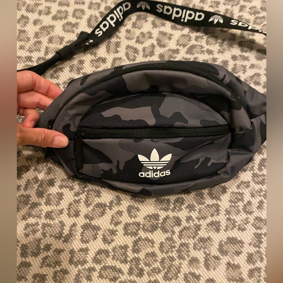 NWOT Adidas camo fanny pack - Picture 3 of 6